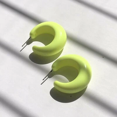 Pendientes de aro Lucille Lucite amarillo neón Foto 1 de 4