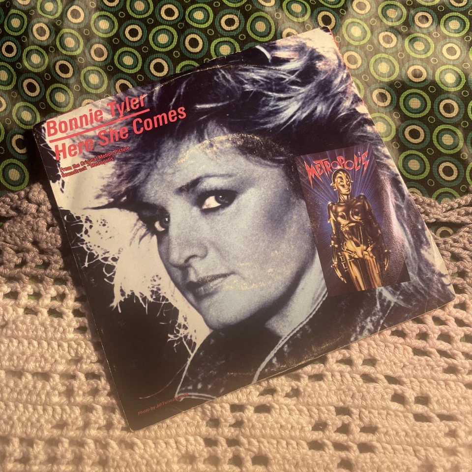 “Here She Comes / Obsession” Bonnie Tyler 7” Vinyl (1984) ft. in “Metropolis.” Foto 1 de 4