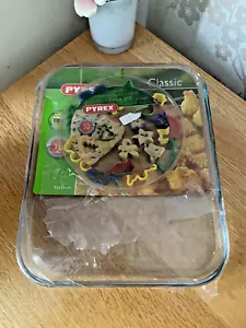 Pyrex Transparent Oven safe Scratch Resistant Glass Baking Tray & Cookie Cutters - Picture 1 of 4