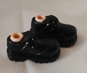 Bratz Boyz Bambola Ragazzi Ricambio "Piedi" Scarpe Nere - Foto 1 di 7