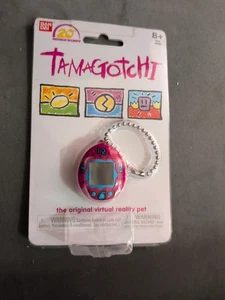 NUEVO Bandai Tamagotchi 20 Aniversario En Mano Listo Para Enviar Rosa Oscuro/Azul - Imagen 1 de 2
