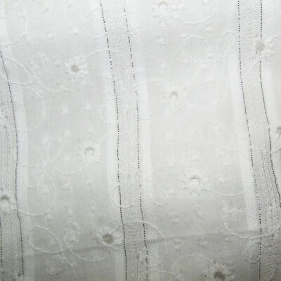 Tela de algodón con ojales bordados de punto suizo blanco con hilos plateados 1-3/4 yardas Foto 1 de 3