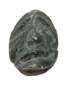 Colgante inuit cara piedra tallada de OnaTago 1 1/2 pulgada x 2 pulgada - Imagen 1 de 4