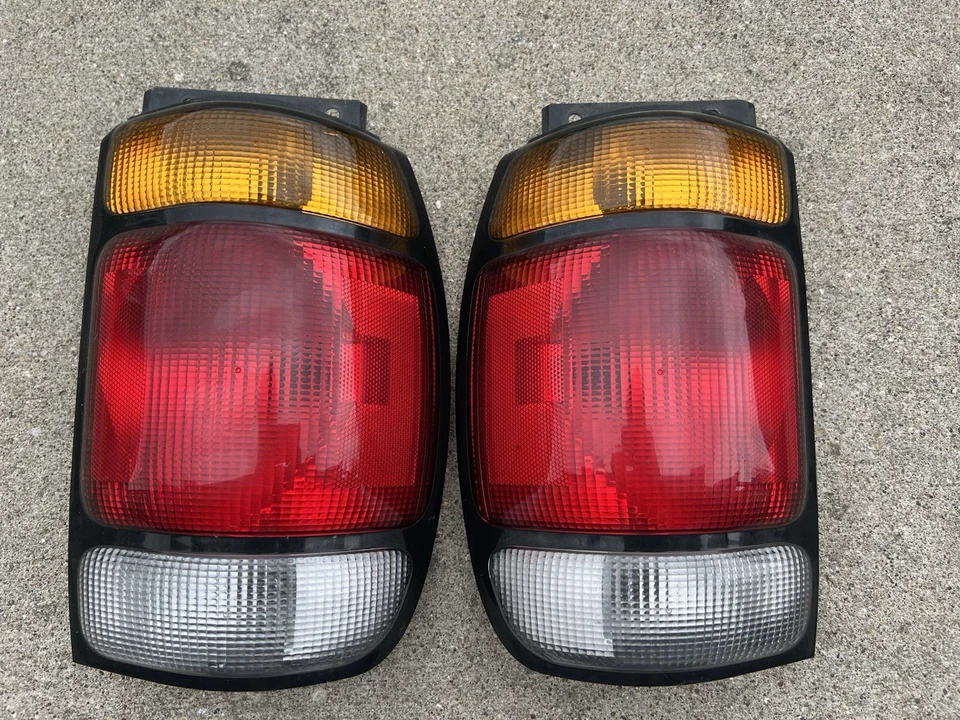 1995-1997 FORD EXPLORER/MERCURY MOUNTAINEER LANTERNA TRASEIRA PAR P/N F57B-13B504/5-A - Imagem 1 de 4