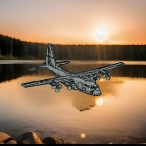Gris C-130 Hércules Avión de transporte Vista de estribor en vuelo Parche bordado - Imagen 1 de 4