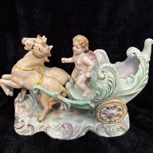 Vintage besetztes Japan Biskuitporzellan Cherub Pferdekutsche Vase Übertopf - Bild 1 von 13