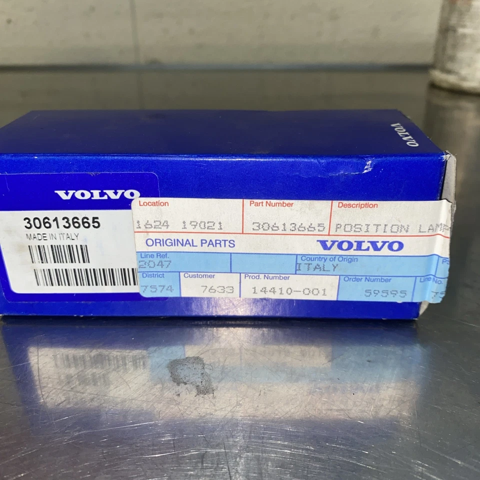 VOLVO V40 V 40 00 2000 FRONT SIDE MARKER LIGHT POSITION LIGHT DRIVER # 30613665 - Image 1 of 1