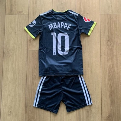 Retro Kinder RMadridFußball MBappe Away Trikot Shorts 2025/26, neu - Bild 1 von 2