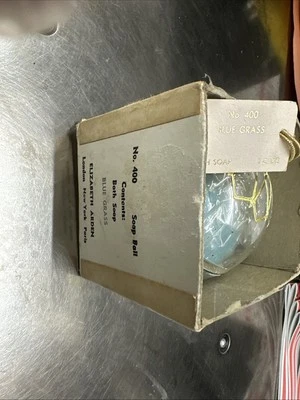 No. Jabón de baño 400 hierba azul Elizabeth Arden 1 pastel Foto 1 de 4