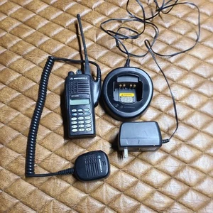 MOTOROLA AAH25SDH9AA6AN HT1250 UHF TWO WAY RADIO WITH ANTENNA MIC AND CHARGER - Zdjęcie 1 z 8
