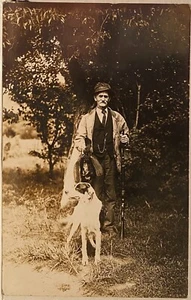 Echt Foto Postkarte RPPC ~ Jäger hält Gewehr & tote Eichhörnchen mit Hund ~ Jagd - Bild 1 von 3