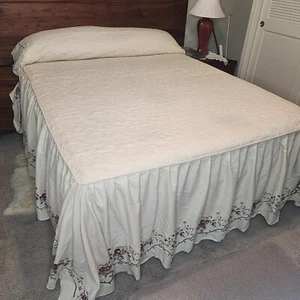 Box Queen Bedspread Waffle Quilt Top Floral Embroidery Ruffled Sides JC Penney - Picture 1 of 12