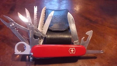 Navaja de Bolsillo Victorinox SwissChamp, Roja, Con Bolsa de Cuero Negra, Vidrio Gris Foto 1 de 4