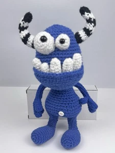 Gehäkeltes Stofftier süßes blaues Monster Handarbeit beweglich nie benutzt einzigartig 12 Zoll - Bild 1 von 9