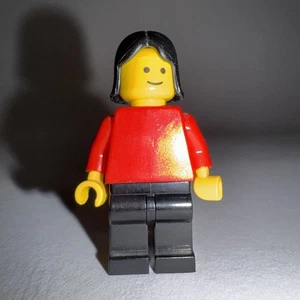 LEGO Minifigur Town classic rot Torso, schwarze Beine, weibl. schwarze Haare - Bild 1 von 2