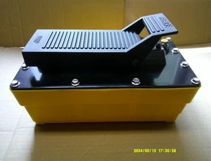 AIR HYDRAULIC FOOT PUMP AUTO BODY GARAGE NEW HEAVY DUTY 10,000 psi - Picture 1 of 5