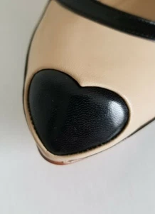 Alexander McQueen RARO Increíble Desnudo Negro Corazón Puntera BOMBAS UE 37.5 ME ENCANTAN ZAPATOS - Imagen 1 de 8