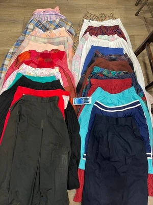 Lote de 26 Faldas De Colección Para Mujer Lana Maxi Mini Cuadros Años 50 60 70 Años 80 Foto 1 de 4