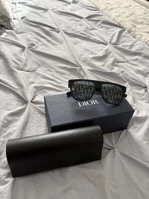 Очки солнцезащитные DIOR (мужские) BLACKSUIT, блестящие черные дымчатые квадратные 55 мм с чехлом - Изображение 1 из 4