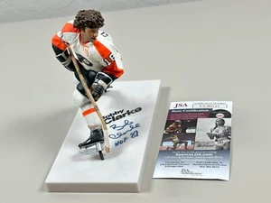 Bobby Clarke signierte Legends Serie 4 NHL McFarlane JSA COA HOF 87 Flyer - Bild 1 von 8