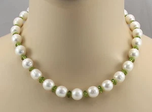 Süßwasser-Perlenkette - weiße runde Perlen mit Peridot Halskette  46 cm - Picture 1 of 2