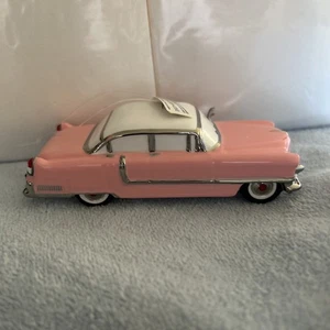Reparto 56 ~ "1955 Pink Cadillac" Fleetwood ~ Ornamento ~ Nuovo con scatola - Foto 1 di 5