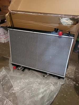 Radiador de aluminio estilo OE 2452 para Toyota Highlander 2001-2003 3,0 L V6 AT 2452 Foto 1 de 4