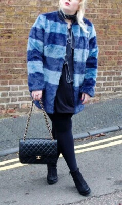 JAQUETA PIPPA DE PELE SINTÉTICA BODEN NOVA COM ETIQUETAS LISTRAS HORIZONTAIS AZUIS TAMANHO 14 EUA - Imagem 1 de 4