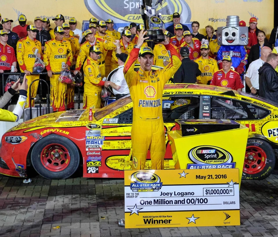 FOTO 8X10 SUPERESTRELLA DE NASCAR JOEY LOGANO GANA 2024 ALL STAR RACE CON BORDES Foto 1 de 1