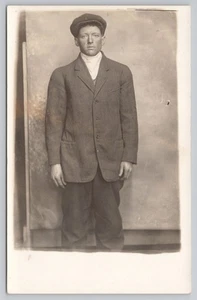 Retrato, joven con gorra de conducir postal RPPC - Imagen 1 de 2