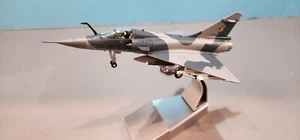 MODELO METÁLICO FRANCÉS A/F MIRAGE 2000 ESCALA 1:100 CON ENGRANAJE A ESCALA Y SOPORTE - Imagen 1 de 12