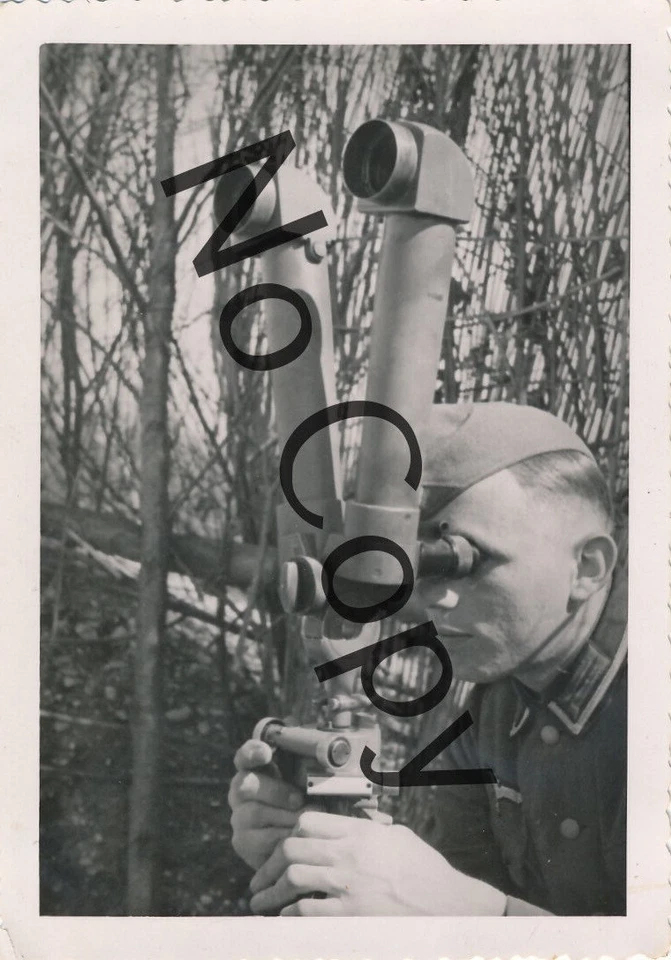 Foto WK2 - Wehrmacht Soldat am Scherenfernrohr    X99 - Bild 1 von 1