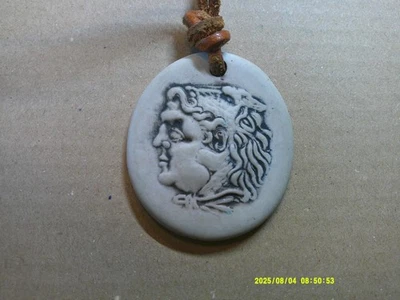 Kette mit Alexander der Große als Anhänger Keramik - Bild 1 von 4