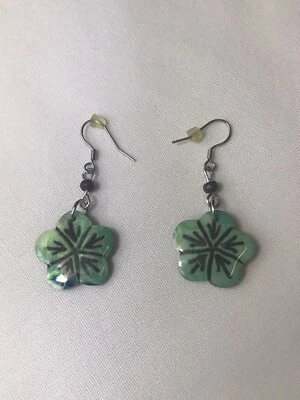 "Pendientes colgantes flor plumeria de resina y madera hawaiana 2"" verdes, usados en excelente estado, hechos a mano" Foto 1 de 4
