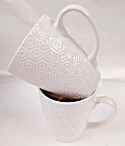 Par de tazas de café SCM Home blancas de gres texturizado en relieve 16 oz - Imagen 1 de 6