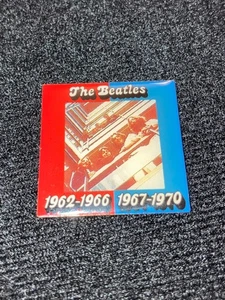 Vintage The Beatles 1962-1966 / 1967-1970 rot blau Alben Werbe Emaille Pin - Bild 1 von 1