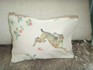 NEW 18cm x 12cm COIN PURSE ZIP BAG in RABBIT HARE COTTON FABRIC - Picture 1 of 4