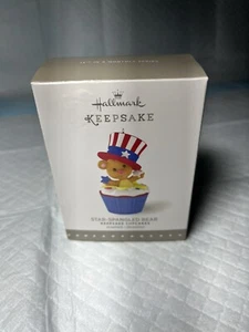 Hallmark Star-Spangled Bear - Keepsake Cupcakes 12° di serie - Foto 1 di 12