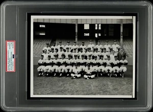 1962 NEW YORK YANKEES TEAM TYPE 1 PHOTO WITH MICKEY MANTLE & ROGER MARIS 7X9 PSA - Picture 1 of 4