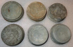 6 VINTAGE ZINK EINMACHGLASDECKEL MIT BOYD'S ECHTPORZELLAN AUSGEKLEIDETEN KAPPEN EINLAGEN - Bild 1 von 5