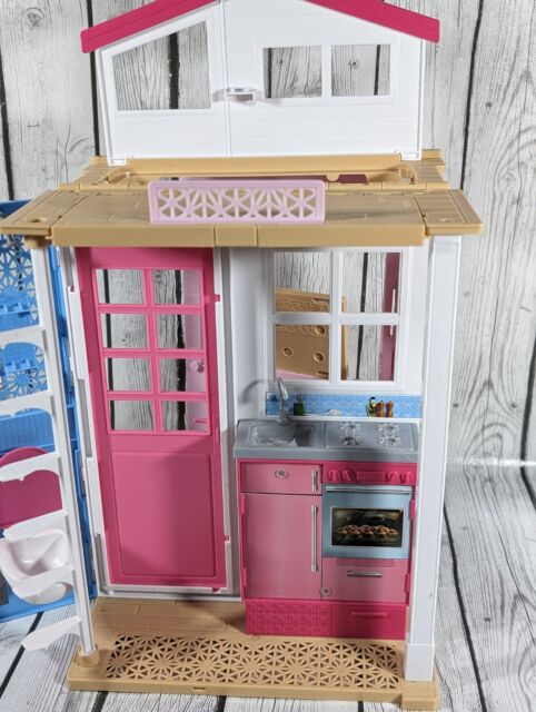 Casa de Barbie con 2 Pisos y Accesorios de Mattel