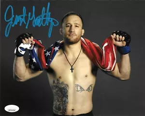 Foto autografata Justin Gaethje 8x10 con bandiera firmata MMA UFC JSA COA - Foto 1 di 2
