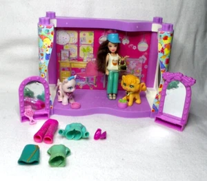 POLLY POCKET FASHION POLLY MATTEL SALON 1 FIGURINE 2 ANIMAUX VETEMENTS CHASSURE - Picture 1 of 5