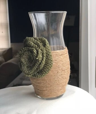 Jarrón pequeño con cuerda de jure y rosa arpillera Foto 1 de 4