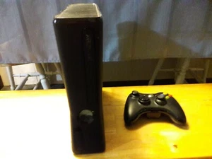 Microsoft Xbox 360 Slim Bundle, One Controller, Cables 14 Games!! - Picture 1 of 4