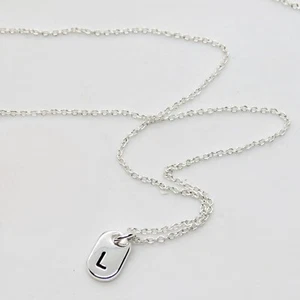 Collar inicial plateado delgado - Imagen 1 de 14