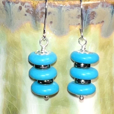 Pendientes apilados con cuentas Howlita turquesa natural tono plata. S737 Foto 1 de 3