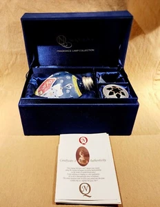 NE QWA ART Colección Lámpara Fragancia 'Winter Village' por Jim Shore NUEVO EN CAJA - Imagen 1 de 9