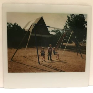 COLOR, Children on Swing Set Outdoor Fun Vintage Photo Snapshot - Foto 1 di 1