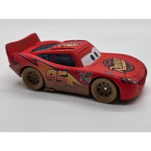 Disney Pixar Cars World of Cars Pista Sporca Saetta McQueen Veicolo 1:55 Sciolto - Foto 1 di 8